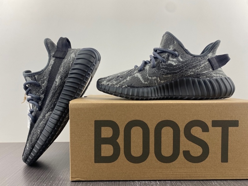 Alternative view of Yeezy Boost 350 V2 ID4811